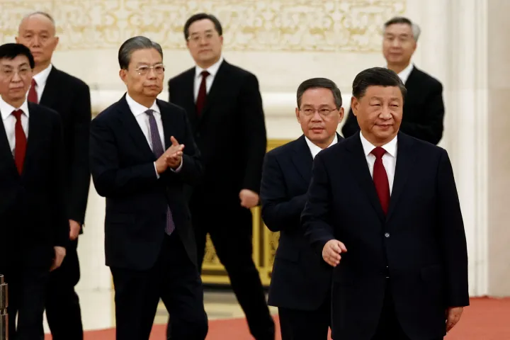 Az Állandó Bizottság új tagjai, Hszi Csin-pinggel az élen – Fotó: Tingshu Wang / Reuters
