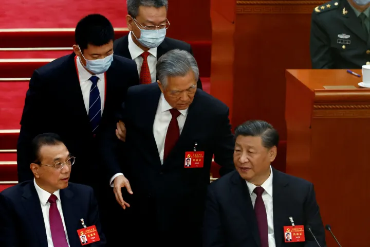 Hu Csin-taót elvezetik a Kínai Kommunista Párt 20. Nemzeti Kongresszusának zárónapjáról 2022. október 22-én – Fotó: Tingshu Wang / Reuters