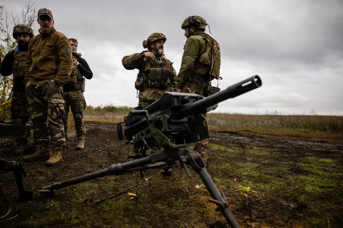 Ukrán katonák állnak a frontvonalon elfoglalt helyükön a kelet-ukrajnai Donyeck térségében 2022. október 24-én. Csupán 700 méterre az orosz állásoktól, az 5. dandár katonáinak egy csoportja azzal van elfoglalva, hogy felkészítse lövészárkát a télre, az ukrán gyalogság másik rettegett ellenségére. Fotó: Dimitar Dilkoff / AFP 