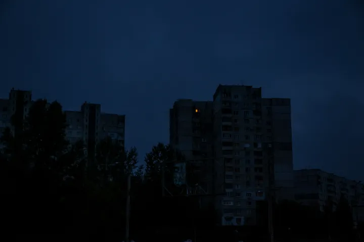 Áram nélkül maradt lakóházak Harkiv északkeleti régiójában, a Saltívka lakótelepen 2022. szeptember 27-én – Fotó: Huszti István / Telex