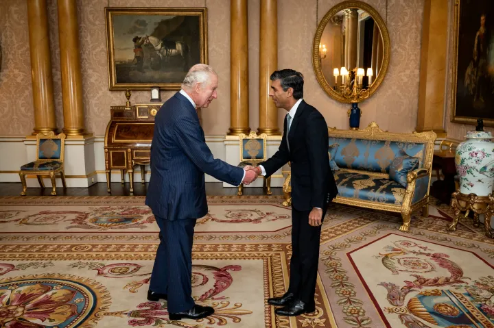 Rishi Sunak találkozott III. Károllyal, hivatalosan is ő a brit miniszterelnök