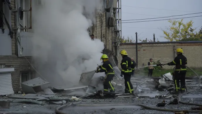 Tűzoltók serénykednek a robbanás által okozott tűz oltásán Fotó: Stringer/Anadolu Agency via Getty Images