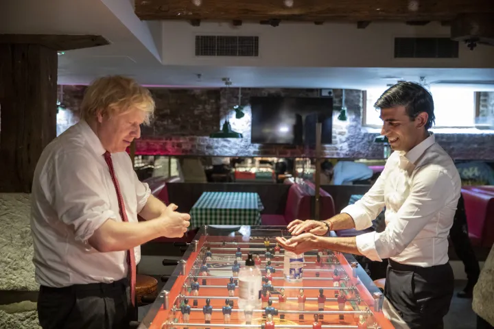 Boris Johnson és Rishi Sunak egy étteremben a vendéglátóhelyekre való visszatérést népszerűsítő kampány részeként, 2020. június 26-án – Fotó: Heathcliff O’Malley / AFP