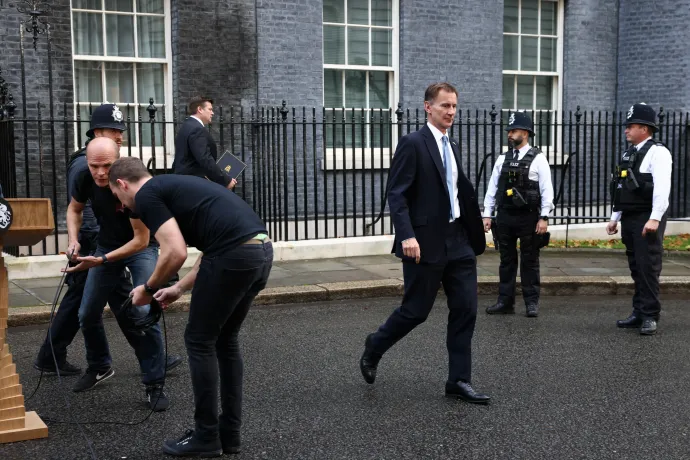 Jeremy Hunt sétál ki a Downing Street 10. szám alatti miniszterelnöki rezidenciából Liz Truss brit miniszterelnök utolsó hivatalban töltött napján, 2022. október 25-én – Fotó: Henry Nicholls / Reuters