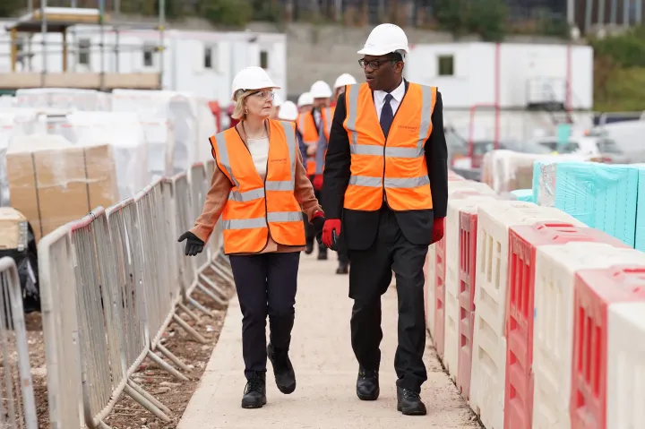 Liz Truss előző miniszterelnök és Kwasi Kwarteng egy építkezés látogatásakor, 2022. október 4-én, Birminghamben – Fotó: Stefan Rousseau / WPA Pool / Getty Images