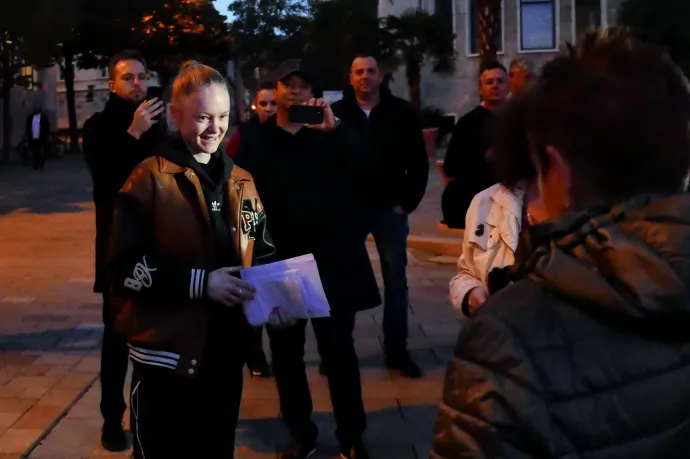 „Ezek csak elhatárolódni tudnak” – flashmobbal álltak ki Pankotai Lili mellett Pécsen