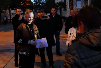 „Ezek csak elhatárolódni tudnak” – flashmobbal álltak ki Pankotai Lili mellett Pécsen