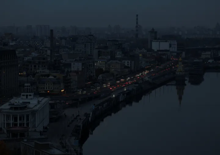 Kijev központja áram nélkül 2022. október 24-én éjjel – Fotó: Gleb Garanich / Reuters