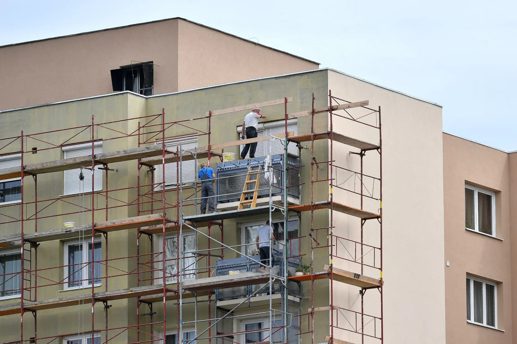Most, amikor lefagy az építőipar, a sok szaki tényleg dolgozhatna a lakások energiahatékonyságán