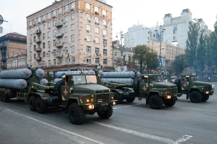 Sz–300PT rakétarendszer és KrAZ 260V vontatójármű a függetlenség napi katonai parádé próbáján, Kijevben, 2018-ban – Fotó: VoidWanderer / Creative Commons / Wikipedia