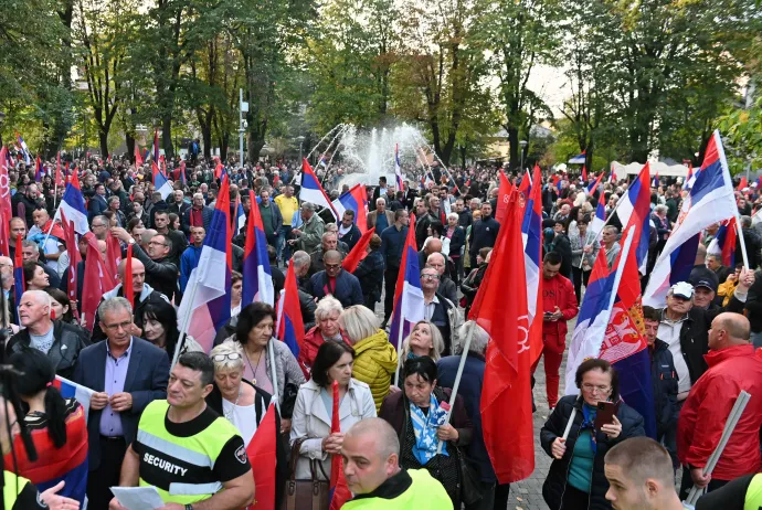Milorad Dodik és az SNSD támogatói tüntetnek a szavazatok újraszámlálása ellen 2022. október 25-én a bosznai Banja Lukában – Fotó: Elvis Barukcic / AFP 