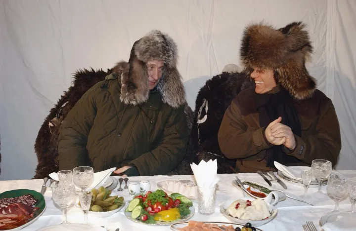 Vlagyimir Putyin és Silvio Berlusconi viccelődik egy informális vacsorán egy Moszkvától 120 km-re fekvő vadasparki rezidencián, 2003. február 3-án – Fotó: Alexey Panov / AFP