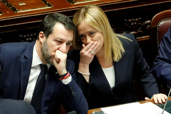 Giorgia Meloni és Matteo Salvini az olasz kormány bizalmi szavazása előtt 2022. október 25-én – Fotó: Remo Casilli / Reuters