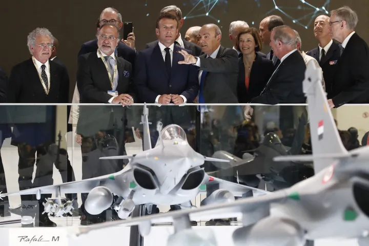 Emmanuel Macron Eric Trappier-t, a Dassault Aviation elnök-vezérigazgatóját hallgatja az 53. Párizsi Nemzetközi Légi Szalonon tett látogatása során – Fotó: Benoit Tessier / AFP