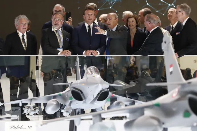 Emmanuel Macron Eric Trappier-t, a Dassault Aviation elnök-vezérigazgatóját hallgatja az 53. Párizsi Nemzetközi Légi Szalonon tett látogatása során – Fotó: Benoit Tessier / AFP