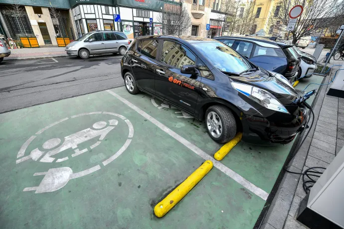 Elektromos autók töltődnek egy debreceni töltőállomáson 2018. december 13-án – Fotó: Czeglédi Zsolt / MTI