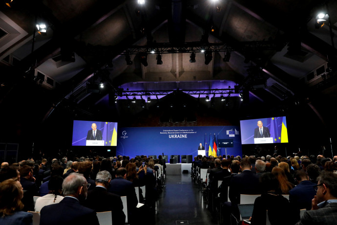 Olaf Scholz beszél a háború utáni ukrajnai újjáépítésről tartott konferencián, Berlinben, 2022. október 25-én – Fotó: Michele Tantussi / Reuters