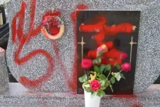 Összegraffitizte haragosa sírját egy 72 éves mórahalmi asszony