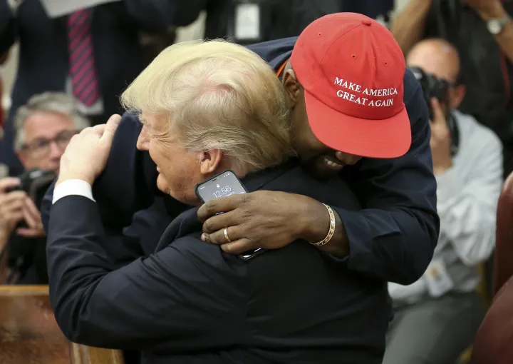 Donald Trump amerikai és Kanye West rappert egy találkozón a Fehér Ház ovális irodájában 2018 októberében – Fotó: Oliver Contreras – Pool / Getty Images