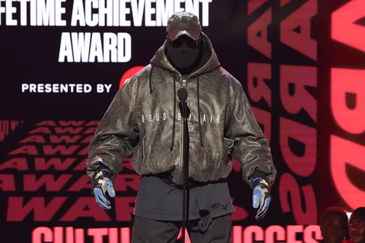 Kanye West beszél a színpadon a 2022-es BET Awards díjátadón Los Angelesben 2022. június 26-án – Fotó: Leon Bennett / Getty Images