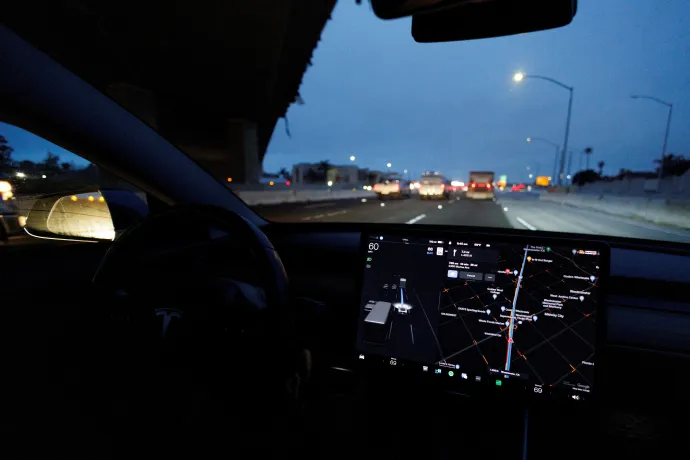Egy Tesla Model 3 önvezető üzemmódban megy egy kaliforniai autópályán – Fotó: Mike Blake / Reuters