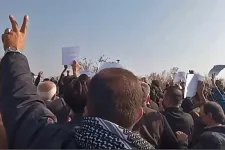 Videón, ahogy az iráni rendőrség tüzet nyit a Mahsza Amini sírjánál összegyűlt tömegre