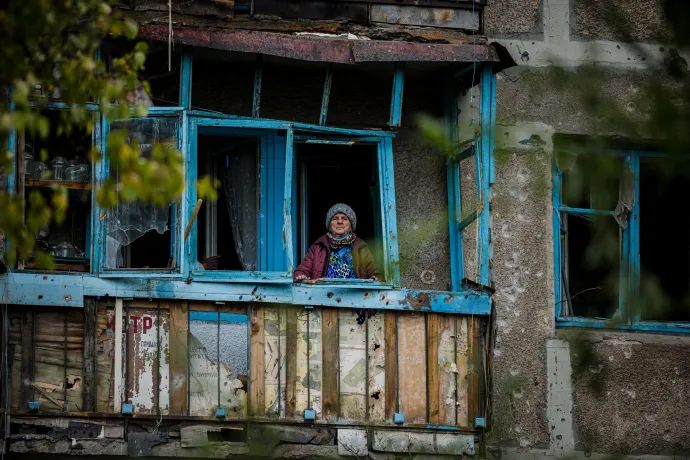 Egy asszony az orosz bombázásokban megrongálódott lakásának abalakában a Donyeck régióban fekvő Bakmutban 2022. október 25-én – Fotó: Dimitar Dilkoff / AFP