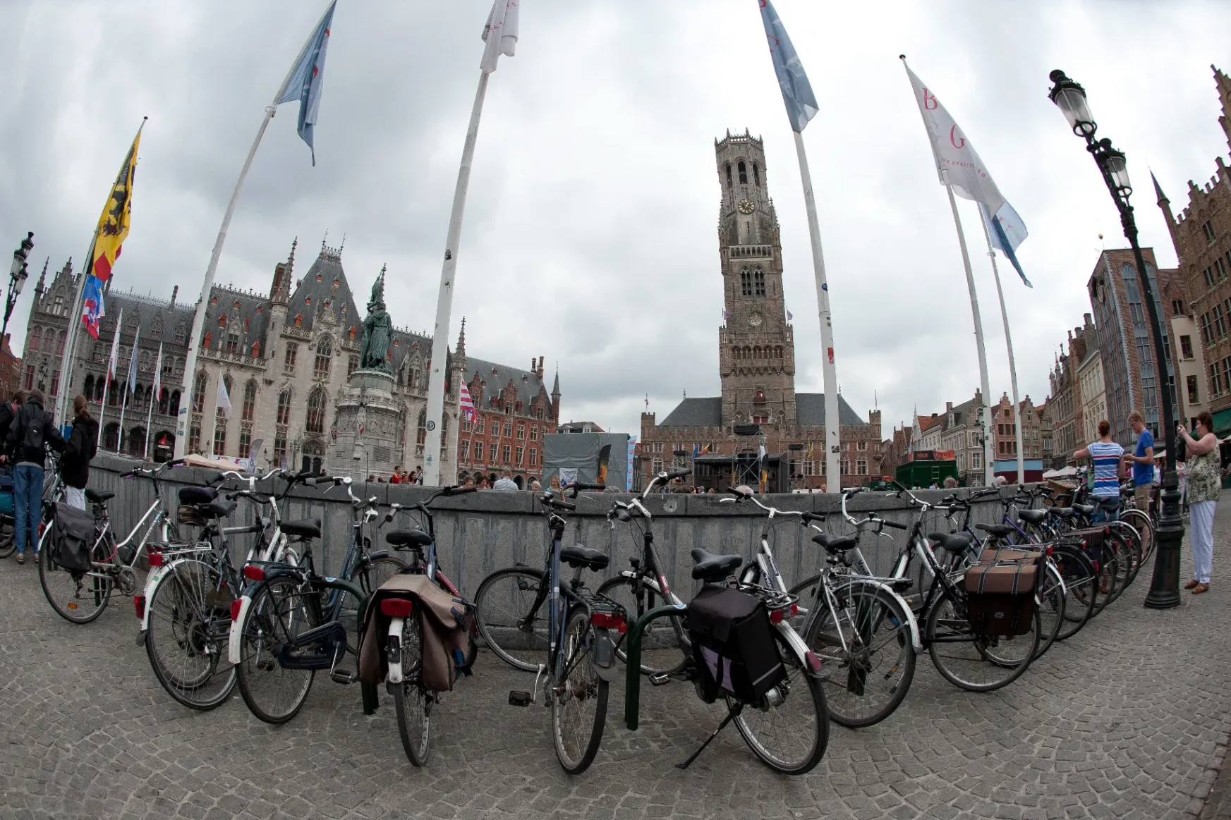 A belgiumi Bruggében a kerékpáros sugárutakon a bicikliseké az elsőbbség