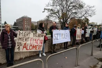 Újabb óriástüntetés volt Magyarország-szerte az oktatásért, Budapestet élőlánccal „ölelték át” a tüntetők