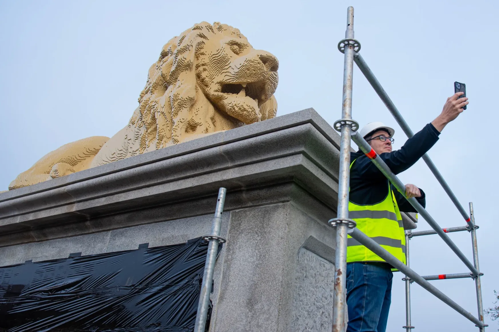 Legóból készült, mérethű oroszlánt ültettek a Lánchídra
