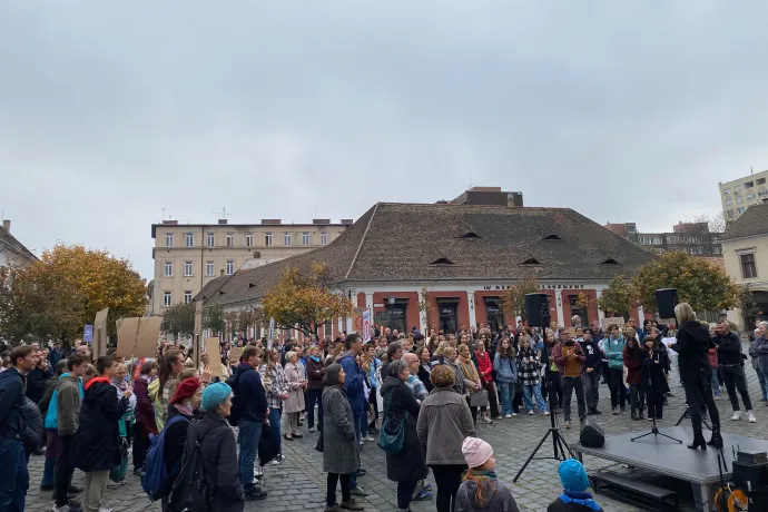 Rögtönzött nemzeti konzultációt tartottak az oktatásról az óbudai iskolákért kiálló tüntetők