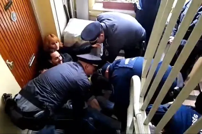 A kőbányai önkormányzat kilakoltatott egy súlyos beteg férfit és 84 éves édesanyját