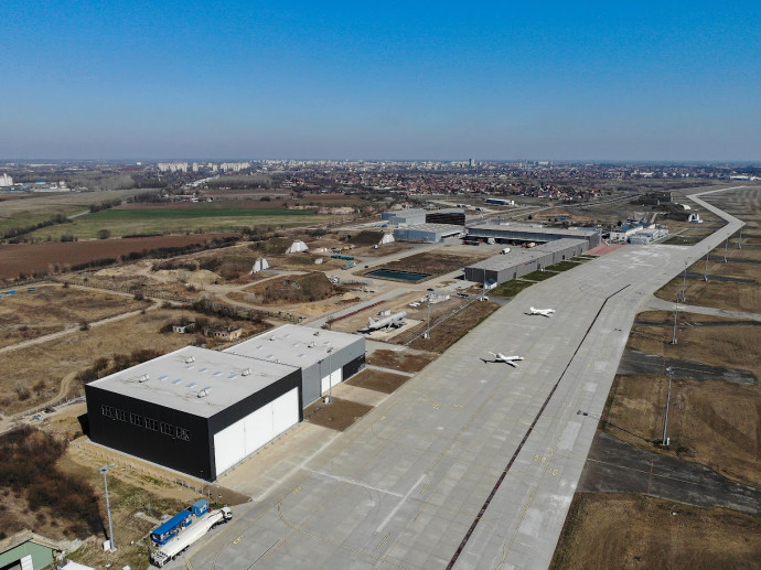A debreceni repülőtér, az előtérben balra az említett nagy csarnok. Fotó: Xanga Investment & Development Group / Facebook
