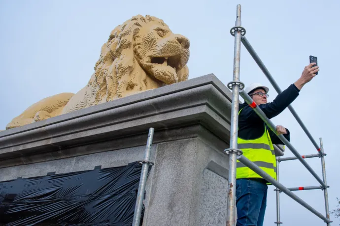 A life-sized lion made of Legos was placed on the Chain Bridge – temporarily