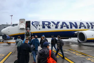 Több belföldi és külföldi járatot is felfüggeszt októbertől a Ryanair