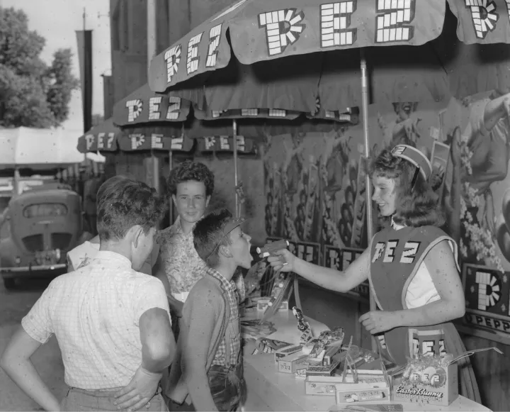 Tinédzserek a Pez cég egyik árusító standjánál a Wiener Neustadt-i vásáron 1957-ben – Fotó: Franz Votava / Getty Images