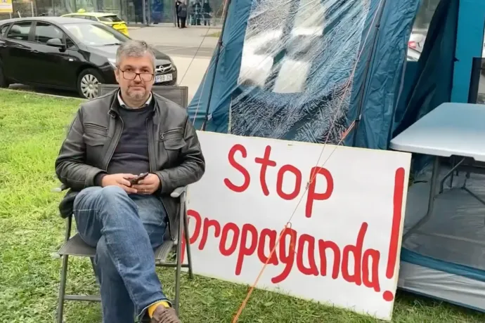 Hadházy lesátorozott az állami média épülete előtt, jövő péntekre blokádot hirdetett