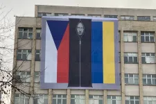Hullazsákba tett Putyin képe lóg a prágai belügyminisztérium épületén