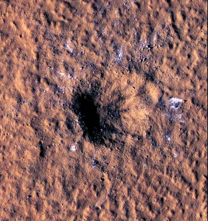 A Mars Reconnaissance Orbiter felvétele a 2021. december 24-én keletkezett marsi kráterről – Fotó: NASA/JPL-Caltech