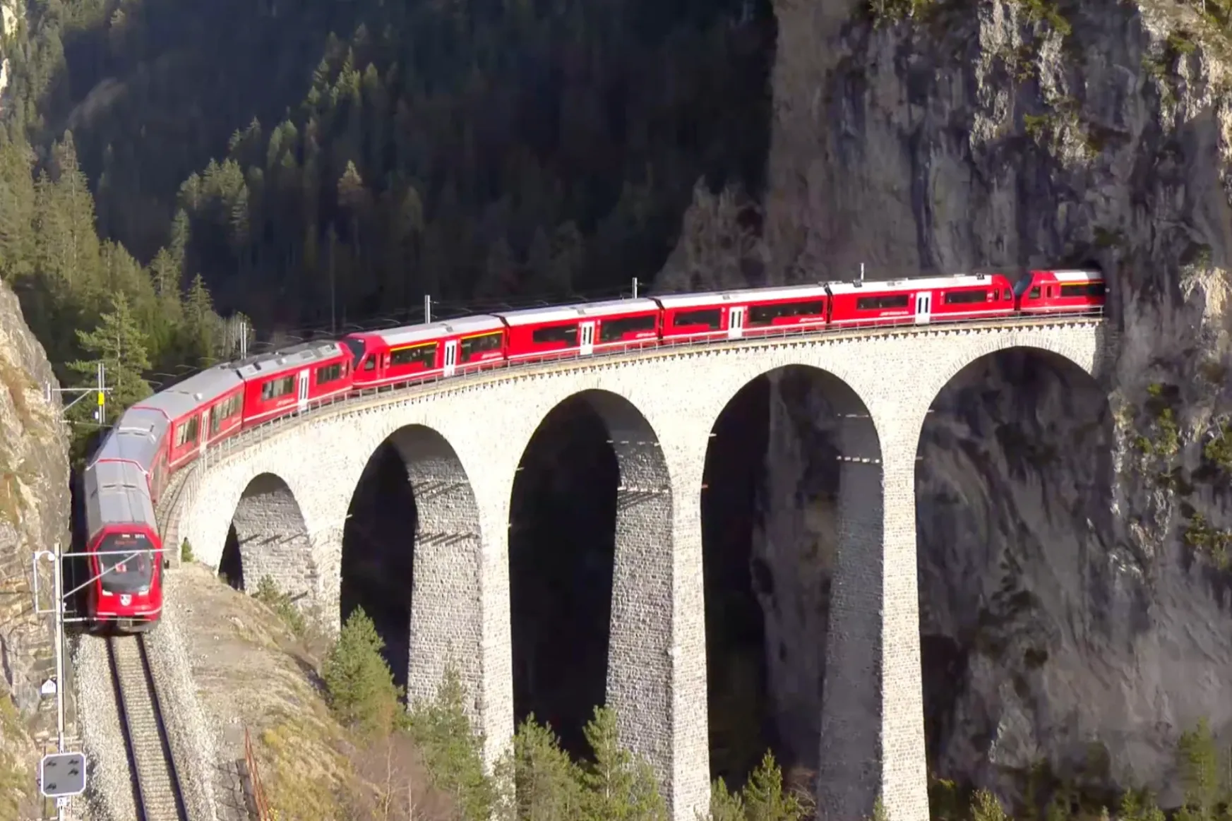 Világrekord: két kilométer hosszú vonatszörny zakatolt át Svájcon