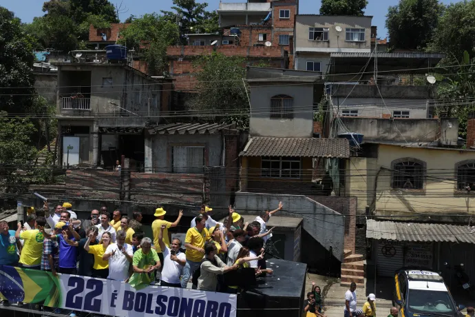 Jair Bolsonaro egy autókonvoj élén Rio de Janeiro közelében 2022. október 27-én – Fotó: Ricardo Moraes / Reuters