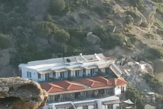 Hotelszobákat tarolt le egy leszakadó szikladarab Görögországban, egy nő meghalt