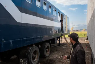Ultimátumot kaptak a csíkszeredai arénában élő romák a kiköltözésre, de kijelölt hajlékaik egyelőre lakhatatlanok
