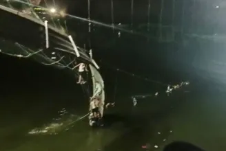 Leszakadt egy frissen felújított híd Indiában, több százan a folyóba zuhantak, legalább kilencvenen meghaltak