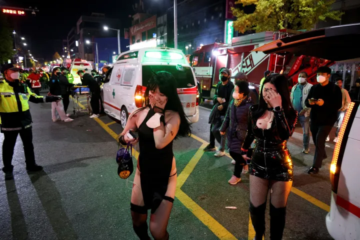 Mentőautók mellett hagyják el a résztvevők a helyszínt – Fotó: Kim Hong-ji / Reuters