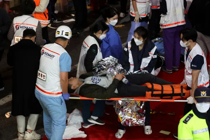 Egy férfit szállítanak el a helyszínről, miután a mentők ellátták – Fotó: Kim Hong-ji / Reuters