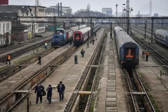 Több mint hat évet késtek összesen 2021-ben a romániai vonatok