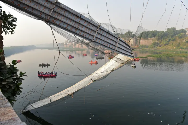 A függőhíd egyik végén szakadtak le a hidat tartó kábelek – Fotó: Sam Panthaky / AFP