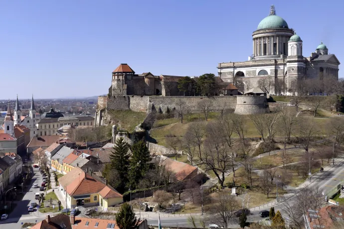 A magas rezsi ellenére nyitva marad a veszteséges élményfürdő Esztergomban, az ellenzék szerint ez Hernádi érdekeltségeinek jó