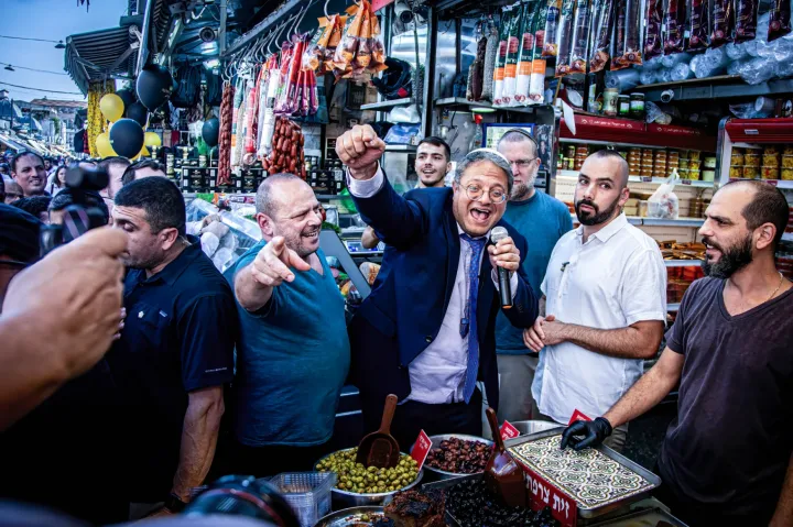 Itamar Ben-Gvir, a szélsőséges nézeteket valló Zsidó Hatalom elnöke egy jeruzsálemi piacon kampányol – Fotó: Eyal Warshavsky / SOPA Images / LightRocket via Getty Images